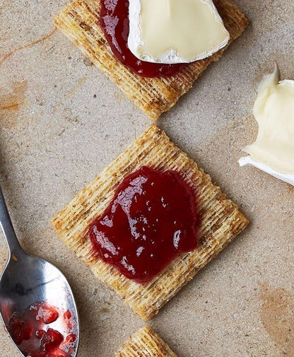 raspberry jalapeño jam with crackers